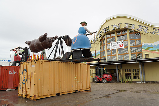 seit 14.07.2014: wegen der Baustelle werden manche Stellen im Durchgang vom Esperantoplatz zur Bavaria zeitweilig gesperrt(©Foto: Martin Schmitz)